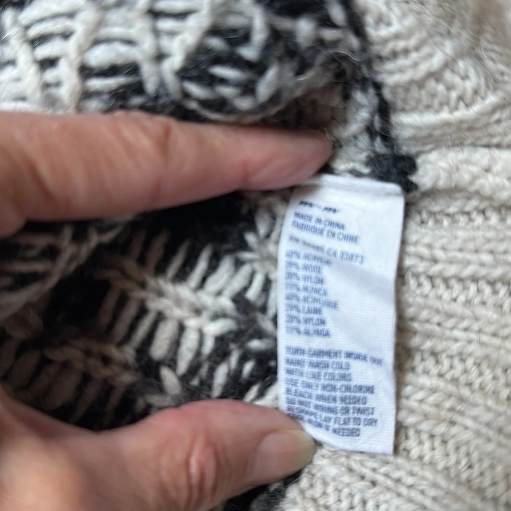 American Eagle Sweater Balck&White Ski Snowflakes Women Sz Med - Picture 4 of 8